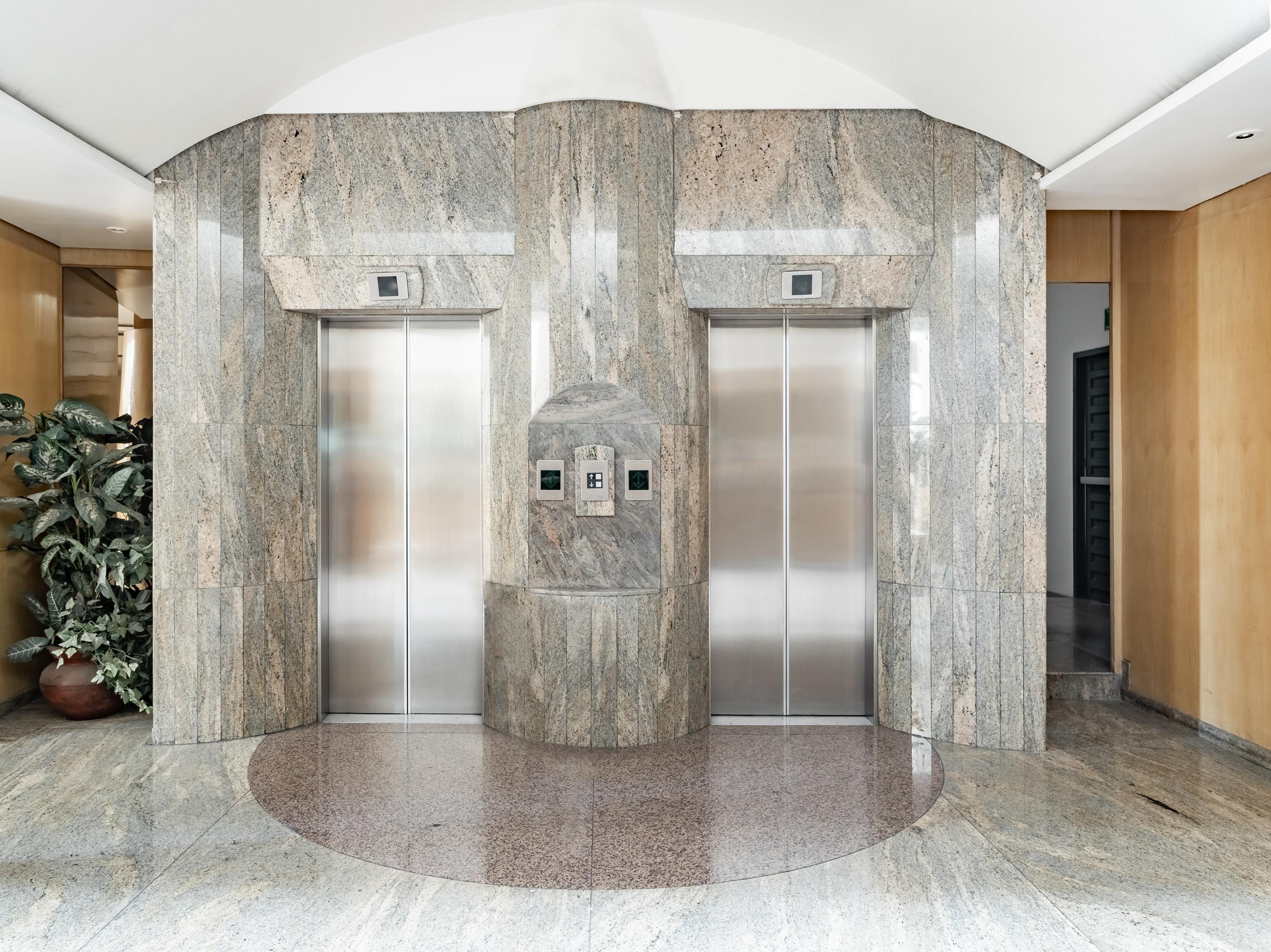 Capital O Andrade, Mexico City Exteriör bild Elevators in a hotel